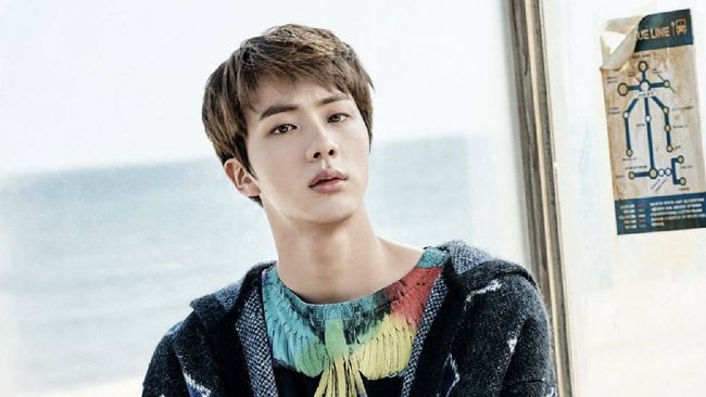 Kim Seok-jin atau Jin tadinya sempat menolak kesempatan jadi idol. Namun kini pria yang berulang tahun pada 4 Desember itu menikmati sukses dunia bersama BTS.