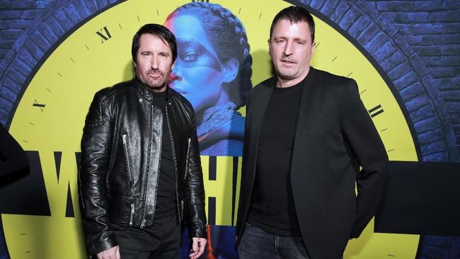 Trent Reznor dan Atticus Ross yang memperkuat band industrial asal AS, Nine Inch Nails, merilis aransmen ulang lagu 'Life on Mars' karya David Bowie.
