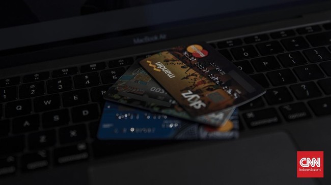 Sejumlah bank mulai menurunkan kartu kredit dari kisaran 2 persen menjadi 1,75 persen. Kebijakan ini berlaku efektif mulai tagihan 1 Juli 2021.