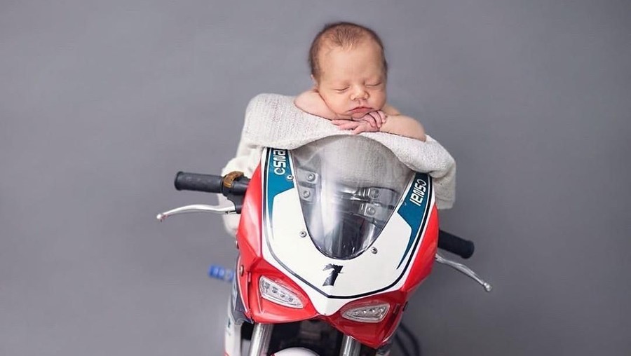 Celine Evangelista Ungkap Nama Anak, Netizen: Hallo Baby Bule Banyak orang yang memui wajah tampan anak keempat Celine Evangelista yang bernama Eadred Koa Lewis Miguel.