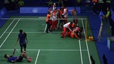 FOTO: Badminton Putra Indonesia Pertahankan Emas di SEA Games Tim badminton putra sukses mempertahankan medali emas SEA Games usai mengalahkan Malaysia 3-1 pada final beregu putra di Manila, Rabu (4/12).
