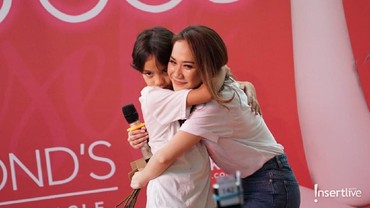 img-title Pesan Menyentuh Bunga Citra Lestari Usai Dapat Lukisan dari Noah Sinclair