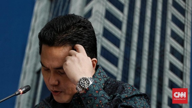 Menteri BUMN Erick Thohir saat menggelar konferensi pers terkait perkembangan temuan 'MOGE' dalam pesawat Garuda. Jakarta. Kamis (5/12/2019).CNN Indonesia/Andry Novelino