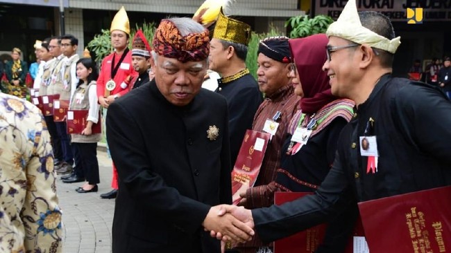 Kementerian PUPR memberikan penghargaan kepada mitra kerja sebagai wujud apresiasi atas kolaborasi seluruh pemangku kepentingan pembangunan infrastruktur.