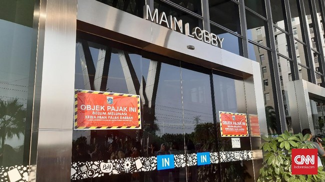 Petugas BPRD DKI dan KPK menempelkan stiker belum melunasi pajak di sebuah mal di kawasan Green Bay, Pluit karena belum bayar pajak Rp5,4 miliar.