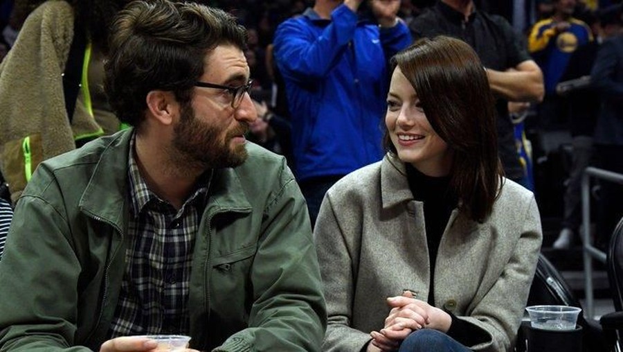 Yeay! Emma Stone Resmi Dilamar Dave McCary Emma Stone resmi dilamar kekasihnya, Dave McCary.