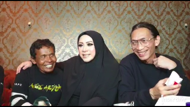 img-title 24 Tahun Berlalu, Ini Momen Haru Melly Goeslaw Bertemu Eks-Asisten Nike Ardilla
