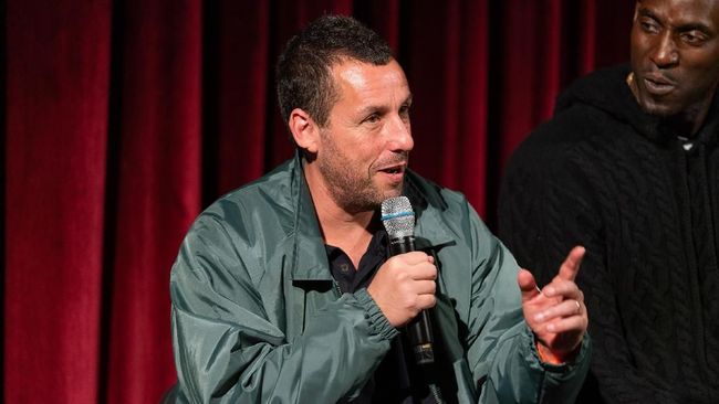 Adam Sandler dan sejumlah komedian menggalang dana hingga setara Rp5,9 miliar untuk pelawak yang kehilangan sumber pendapatan di tengah wabah virus corona.