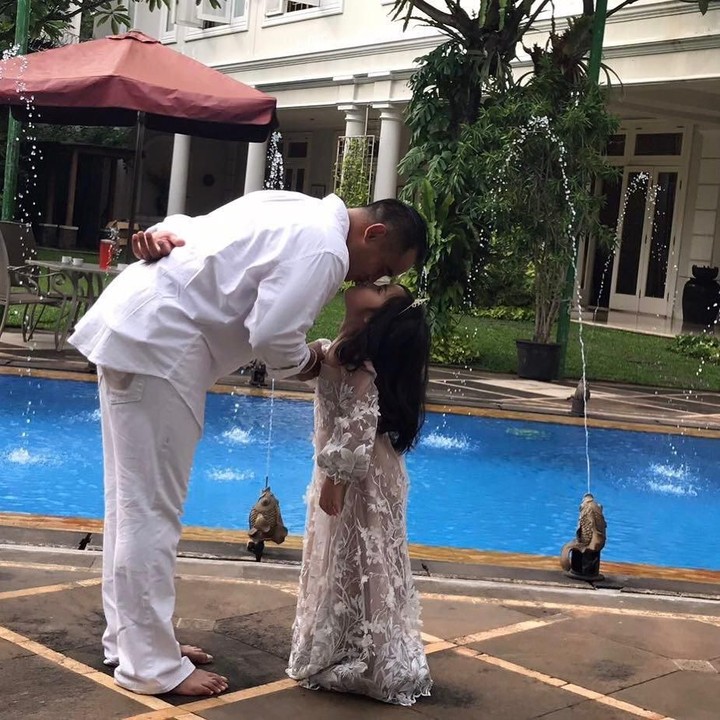 <p>Pose yang satu ini bikin meleleh ya, Bunda. Terlihat rasa sayang yang ditunjukkan Ardi Bakrie pada Mikhayla. Begitu pula sebaliknya. (Foto: Instagram @ardibakrie)</p>