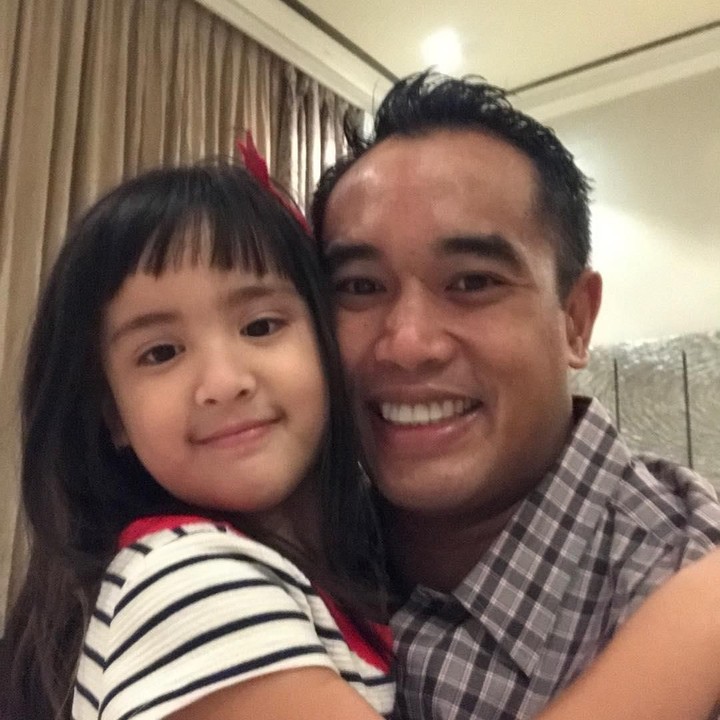 <p>"Father Daughter time," tulis Ardi Bakrie di akun Instagramnya. Kalau lihat foto ini kira-kira Mikhayla lebih mirip Bunda Nia atau Ayah Ardi ya, Bun? (Foto: Instagram @ardibakrie)</p>