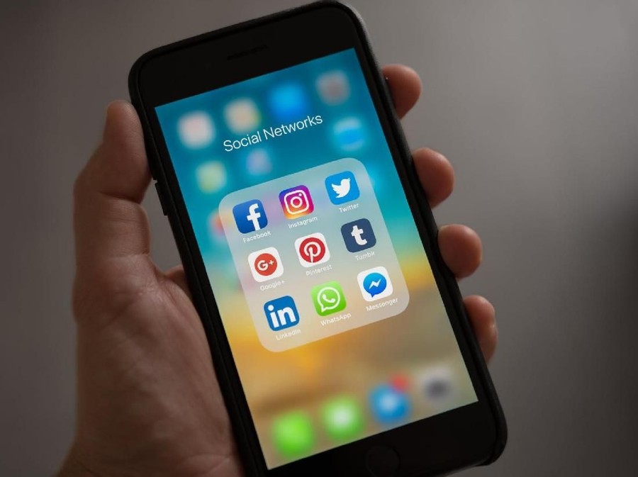 Memulihkan obrolan WhatsApp melalui cadangan lokal di ponsel Kamu sebaiknya mencoba fitur-fitur WhatsApp berikut ini jika ingin tahu apa yang dilakukan pacar tanpa sepengetahuanmu.
