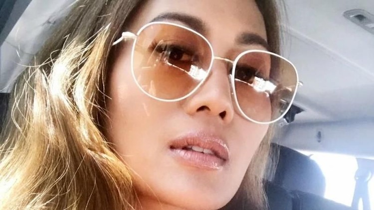 Azura Luna, Sosialita Hong Kong yang Diduga Penipu Ternyata dari Kediri Azura Luna Mangunhardjono mengaku berdarah campuran alias blasteran, sosialita ini terungkap berasal dari Kediri.