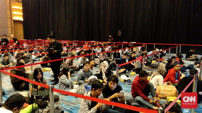 Pembeli rela antre hingga meningap bawa selimut sejak Rabu (4/12) malam di sebuah Hotel di wilayah Jakarta Barat demi mendapatkan Asus ROG Phone 2.