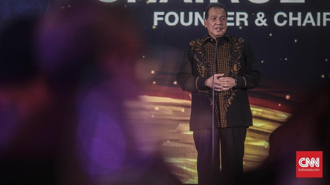 Chairul Tanjung mengatakan terus update dan mengikuti perkembangan zaman adalah salah satu kunci sukses menjadi pengusaha.