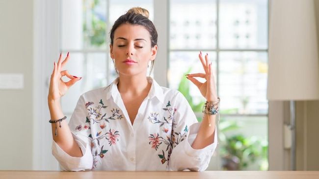 Tak hanya baik untuk kesehatan mata, yoga mata juga bisa menjadi meditasi singkat untuk tenangkan pikiran dan kurangi stres.