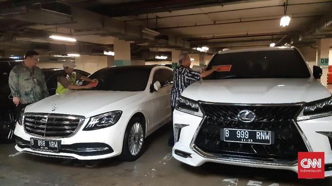 Tim penyidik pajak melakukan sidak untuk mengecek mobil mewah yang menunggak pajak dan menemukan mobil Lamborghini bermasalah.