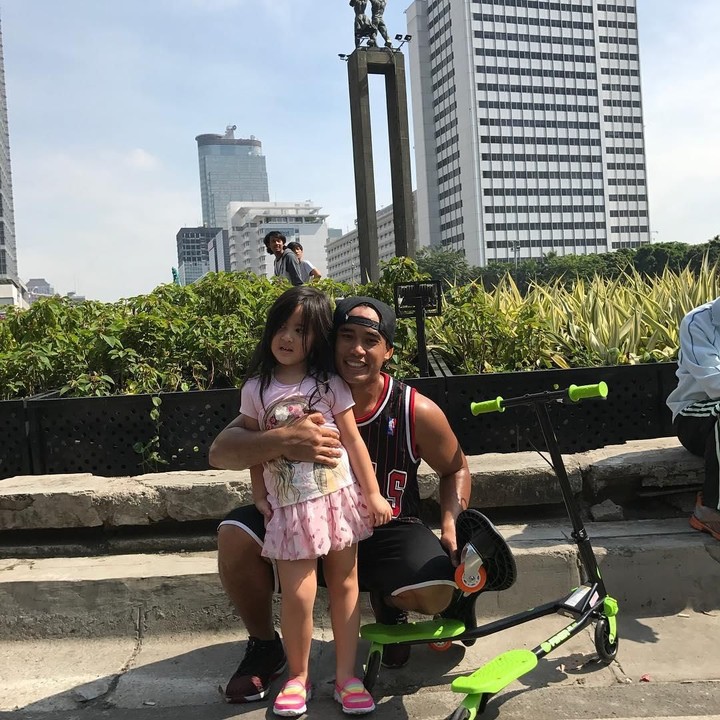 <p>Kekompakan ayah dan anak ini juga terlihat saat Ardi Bakrie mengajak Mikhayla berolahraga di Car Free Day (CFD). (Foto: Instagram @ardibakrie)</p>