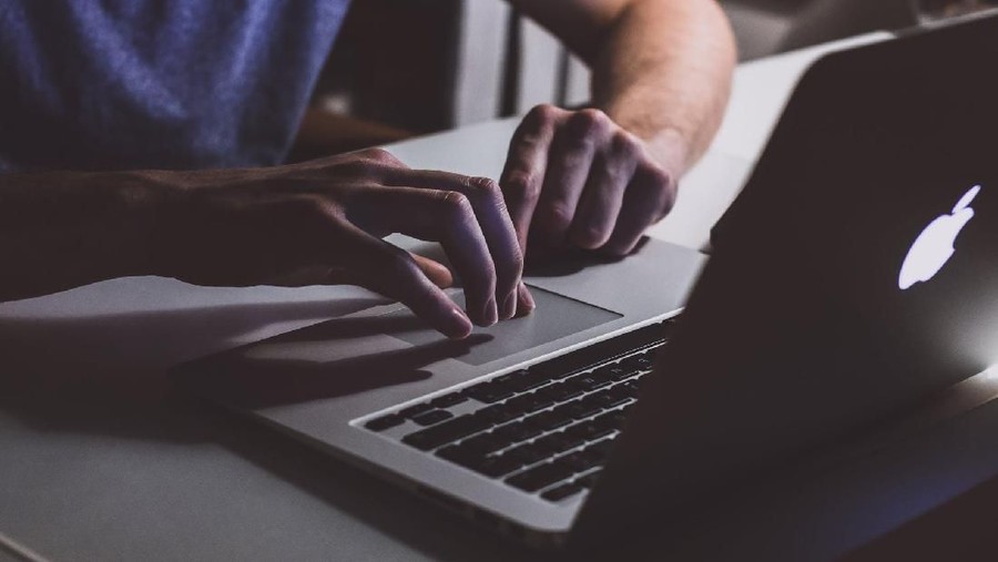 2. Melacak dengan Menelusuri IP Address Kamu sebaiknya mencoba fitur-fitur WhatsApp berikut ini jika ingin tahu apa yang dilakukan pacar tanpa sepengetahuanmu.