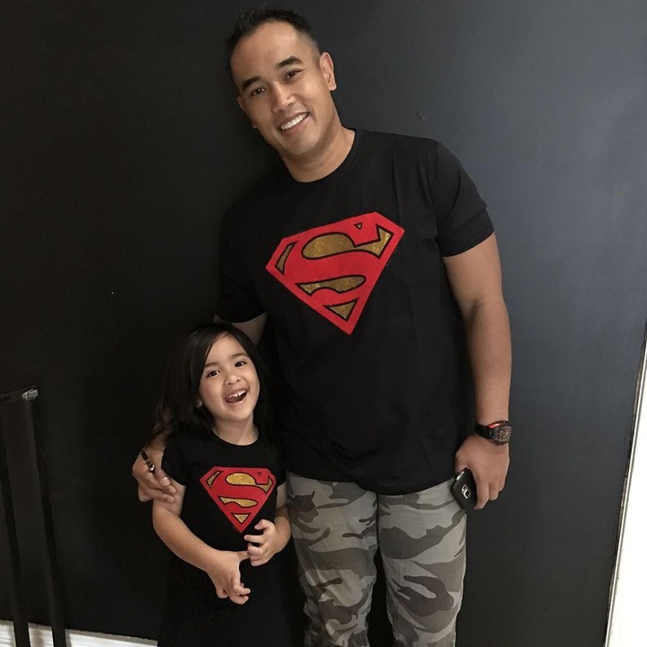 <p>Tak hanya bunda dan anak saja yang mengikuti tren <em>twinning look</em> atau baju kembar. Ayah seperti Ardi Bakrie juga mengenakan baju kembar berlogo Superman dengan sang putri, Mikhayla. (Foto: Instagram @ardibakrie)</p>
