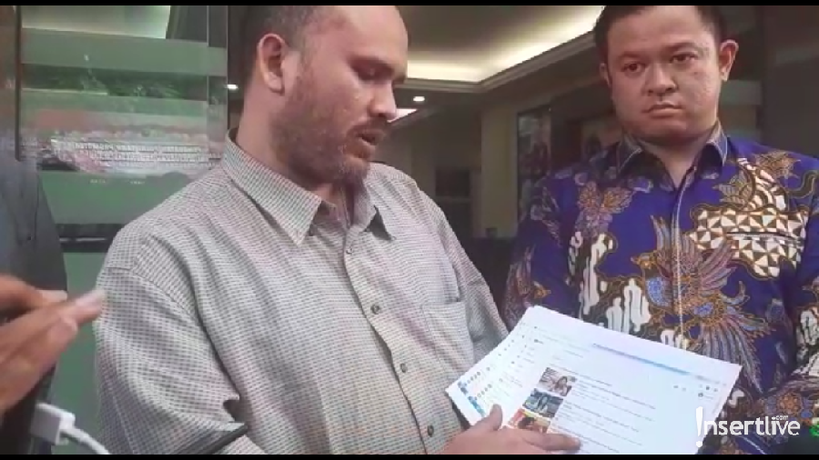Arya Satria Claproth mendatangi Polres Jakarta Selatan dengan membawa bukti baru untuk menguatkan laporannya terhadap Karen Pooroe.