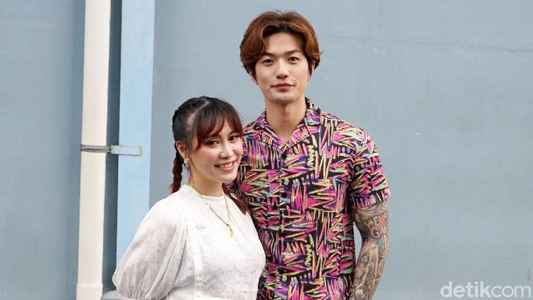Lee Jeong Hoon dan istri saat ditemui di studio Trans TV.