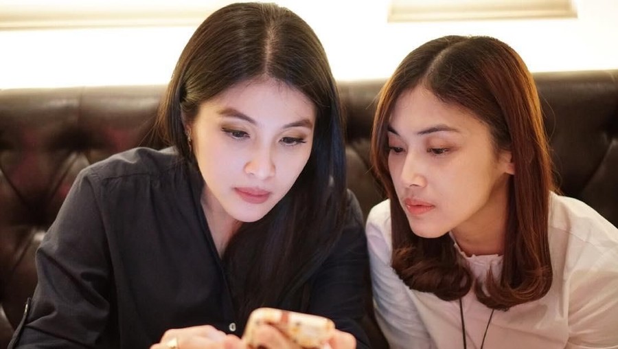 Adik Sandra Dewi Ungkap Gaji Selama Jadi Manajer Sang Kakak Adik Sandra Dewi, Kartika Dewi, mengungkapkan gaji yang diterimanya selama bekerja sebagai manajer sang kakak.