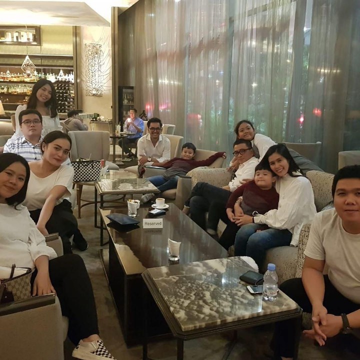 <p>Tak perlu ke luar kota, <em>staycation</em> seperti Helmy Yahya bisa jadi pilihan untuk menghabiskan waktu spesial bersama keluarga. (Foto: Instagram @helmyyahya)</p>