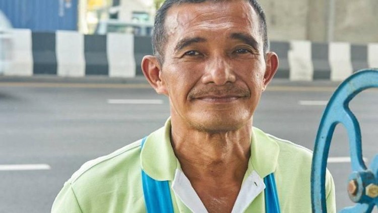 Bapak Tua Ini Jualan Es Serut