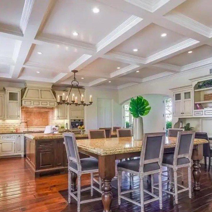 Dapur besar di rumah Avril ini juga bisa digunakan sebagai ruang keluarga, Bun. Terlihat sangat mewah kan?(Foto: Homes and Property)