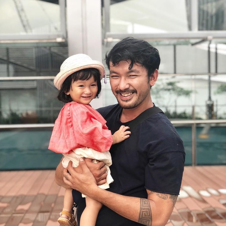 <p>Kalau di foto ini, senyum semringah Salma mirip dengan sang ayah ya. (Foto: Instagram @atiqahhasiholan)</p>