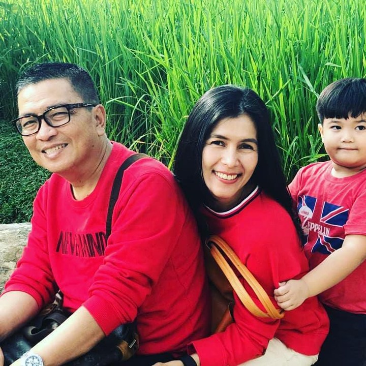 <p>Helmy Yahya saat bersama sang istri dan cucu-cucunya yang menggemaskan. (Foto: Instagram @febri.sjofjan)</p>