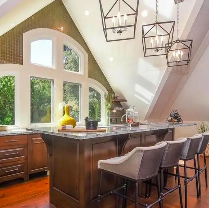 Ada juga ruang bersantai di lantai atas berbentuk seperti bar kecil yang terlihat unik. Seperti memanfaatkan area loteng, terihat dari atap rumah yang berbentuk miring dan sangat rendah. (Foto: Homes and Property)