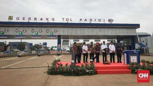 Presiden Jokowi meresmikan ruas Tol Kunciran-Serpong pada Jumat (6/12). Ia ingin kehadiran ruas tol mampu mengerek daya saing Indonesia.