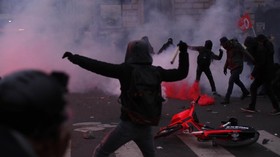 FOTO: Aksi Mogok Massal Berujung Ricuh di Paris