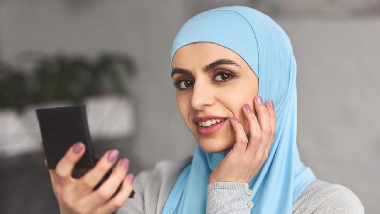 7 Tips Cantik dalam Islam ala Istri Rasulullah Beberapa di antaranya sudah sering kita kenakan seperti celak, katanya bisa bantu untuk menumbuhkan rambut.