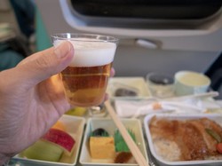Jangan Minum Alkohol Sebelum Tidur di Pesawat, Bahaya!