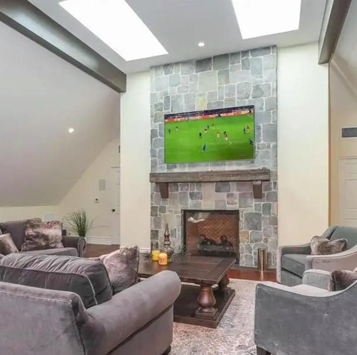 Salah satu sudut ruangan lain yang tidak terlalu luas tapi memberi kesan hangat. (Foto: Homes and Property)