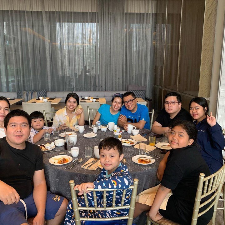 <p>Saat <em>staycation</em>, Helmy Yahya dan keluarga lebih banyak mengobrol, olahraga, dan makan-makan. Menariknya, mereka kompak tidak membuka ponsel jika tidak ada keperluan yang mendesak. (Foto: Instagram @febri.sjofjan)</p>