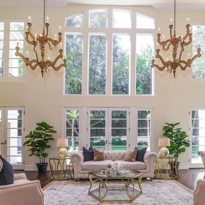 Ada beberapa jendela besar di ruang tamu yang luas dengan desain megah. (Foto: Homes and Property)