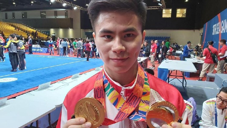 Bikin haru, atlet wushu Indonesia Edgar Marvelo baru tahu ayahnya meninggal setelah berdiri di podium dan meraih medali emas.