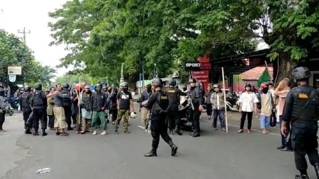 Massa dari Forum Umat Islam Surakarta (FUIS) dan Dewan Syariah Kota Surakarta (DSKS) terlibat bentrok dengan Banser NU di Solo, Jawa Tengah.