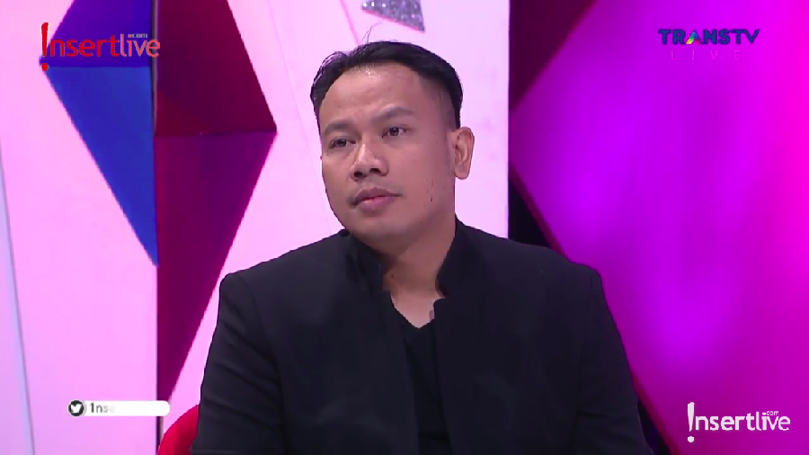Beda nasib antara ibu dan anak. Vicky Prasetyo yang akan menduda sementara sang ibunda yang sudah melepaskan status janda.