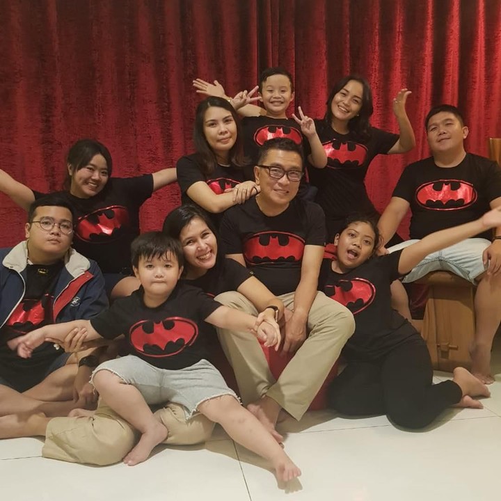 <p>Nah untuk urusan kekompakan, keluarga Helmy Yahya bisa jadi inspirasi. Salah satunya menggunakan kaus kembar. (Foto: Instagram @febri.sjofjan)</p>