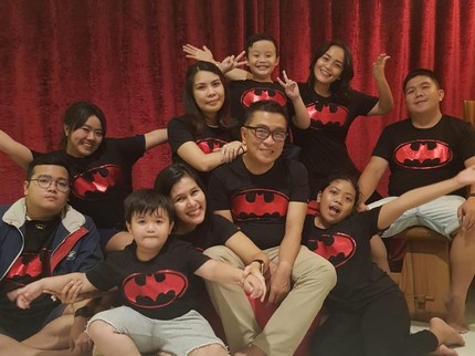 7 Potret Hangat Helmy Yahya Bersama Istri, Anak, dan Cucu