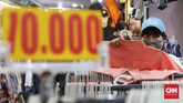 FOTO: Berburu Baju Bekas di Jakarta Popularitas baju bekas tak kunjung surut. Harganya yang miring dan kualitas masih layak pakai membuat baju bekas masih jadi incaran sebagian orang.