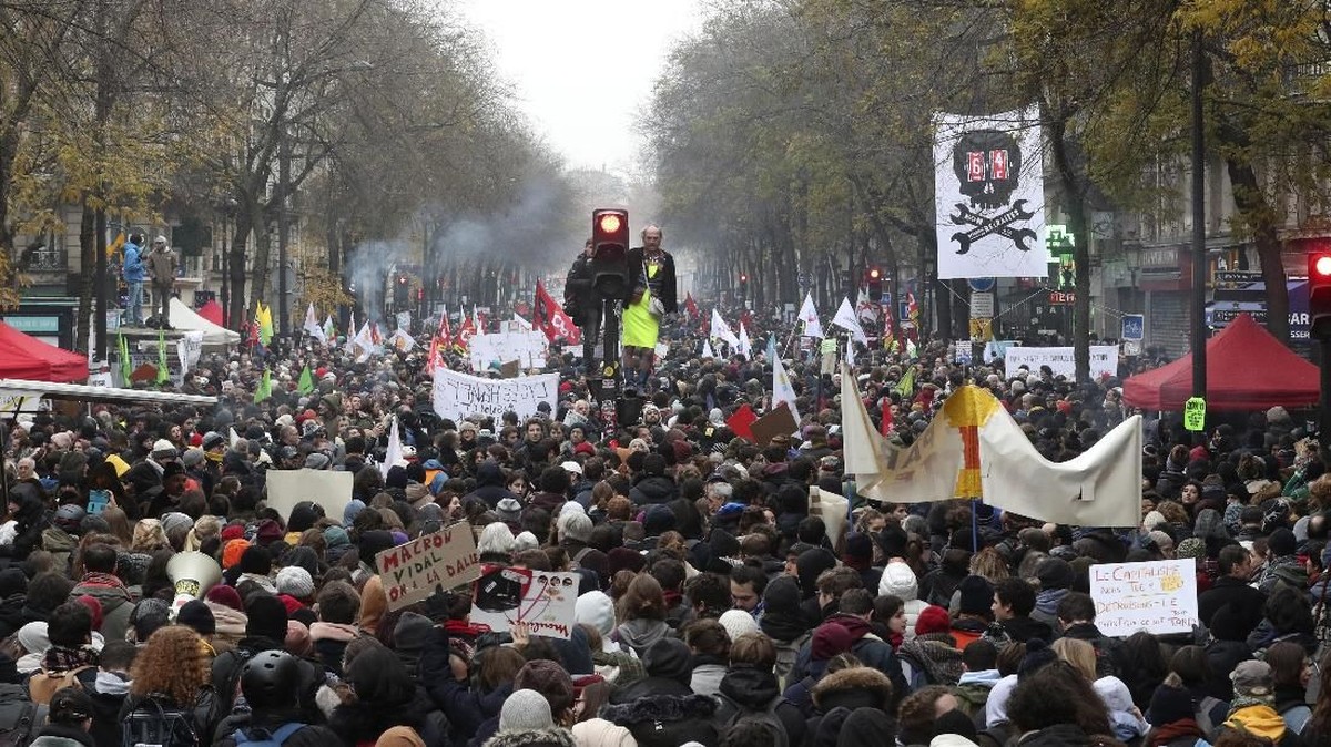 FOTO: Aksi Mogok Massal Berujung Ricuh di Paris