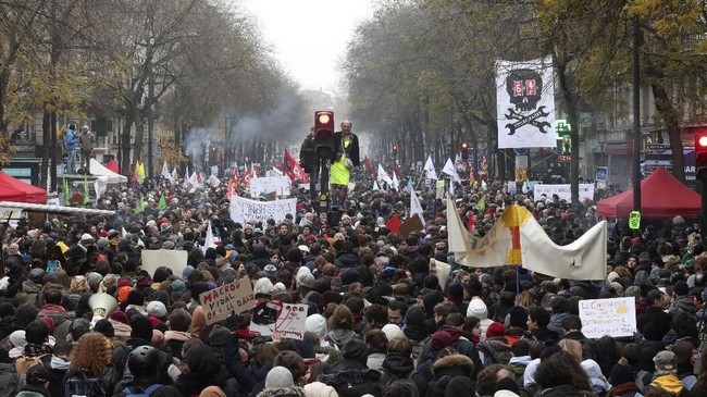 Lebih dari 500 ribu warga memenuhi jalan-jalan utama Prancis sebagai aksi mogok massal menentang kebijakan Presiden Emmanuel Macron mengubah sistem pensiun.