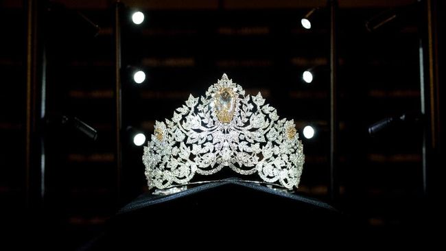Bertabur lebih dari 1.700 berlian, mahkota Miss Universe 2019 menggambarkan ambisi dan kekuatan perempuan.