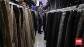 FOTO: Berburu Baju Bekas di Jakarta Popularitas baju bekas tak kunjung surut. Harganya yang miring dan kualitas masih layak pakai membuat baju bekas masih jadi incaran sebagian orang.