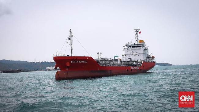 CNNIndonesia.com berlayar menggunakan kapal tanker pengangkut minyak dan bahan kimia, MT Sinar Morotai.